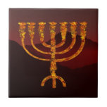 Moshe's Menorah Kakelplatta<br><div class="desc">En sju-grym menorah som läggs ovanpå en mörk berggrund. I Torah Moshe Rabbenu sägs: "Du ska göra en Menorah av rent guld, som blir slagen, ska Menorah vara gjord, dess bas, dess gren, dess gåbletter, dess knoppar, och dess blommor ska härledas från den, " [Shmot 25:31] och senare, "Se och...</div>