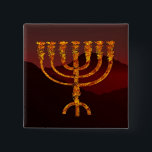 Moshe's Menorah Knapp<br><div class="desc">I Torah Moshe Rabbenu sägs: "Du ska göra en Menorah av rent guld, som blir slagen, ska Menorah vara gjord, dess bas, dess gren, dess gåbletter, dess knoppar, och dess blommor ska härledas från den, " [Shmot 25:31] och senare, "Se och konstruera, enligt den form som du visas på berget."...</div>