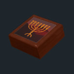 Moshe's Menorah Smyckeskrin<br><div class="desc">I Torah Moshe Rabbenu sägs: "Du ska göra en Menorah av rent guld, som blir slagen, ska Menorah vara gjord, dess bas, dess gren, dess gåbletter, dess knoppar, och dess blommor ska härledas från den, " [Shmot 25:31] och senare, "Se och konstruera, enligt den form som du visas på berget."...</div>