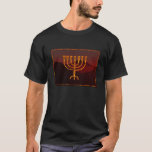 Moshe's Menorah T-shirt<br><div class="desc">I Torah Moshe Rabbenu sägs: "Du ska göra en Menorah av rent guld, som blir slagen, ska Menorah vara gjord, dess bas, dess gren, dess gåbletter, dess knoppar, och dess blommor ska härledas från den, " [Shmot 25:31] och senare, "Se och konstruera, enligt den form som du visas på berget."...</div>