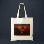 Moshe's Menorah Tygkasse<br><div class="desc">I Torah Moshe Rabbenu sägs: "Du ska göra en Menorah av rent guld, som blir slagen, ska Menorah vara gjord, dess bas, dess gren, dess gåbletter, dess knoppar, och dess blommor ska härledas från den, " [Shmot 25:31] och senare, "Se och konstruera, enligt den form som du visas på berget."...</div>