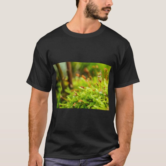 Moss & Dewdrop Nature Vibe Tee (Framsida)
