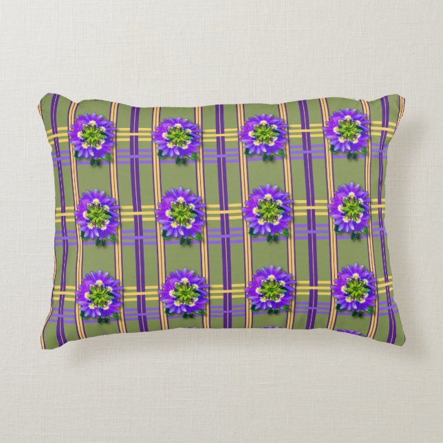 Moss Green with Purple Flowers Accent Pillow Prydnadskudde (Framsidan)
