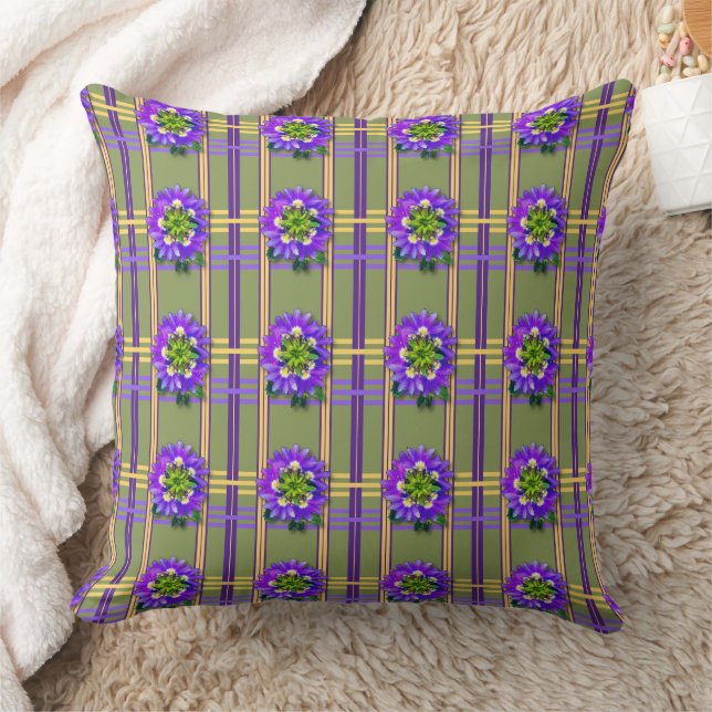 Moss Green with Purple Flowers Throw Pillow Kudde (Filt)
