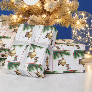 Möss med julgransprydnad i guld presentpapper