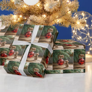 Möss på en röd julprydnad presentpapper