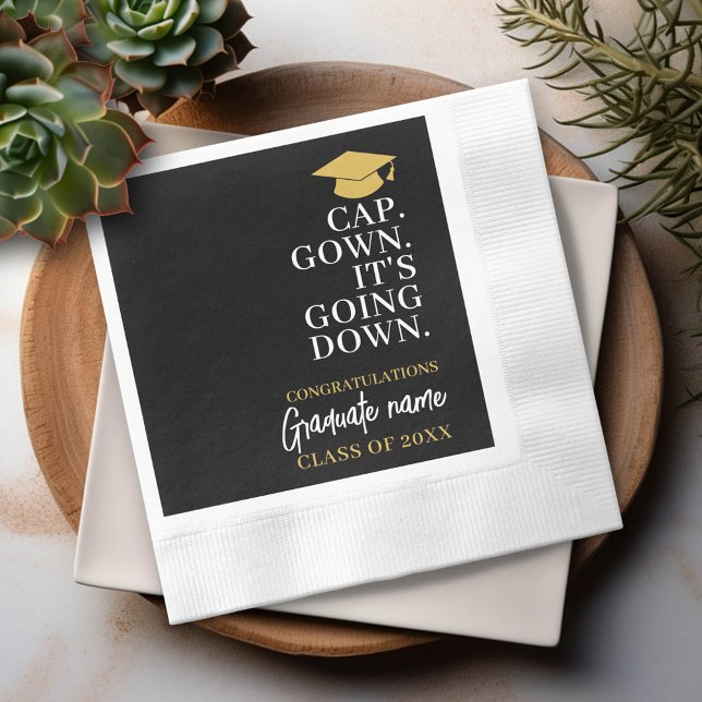Mössa Klänning Det Går Ner - Namn Modern Examen Pappersservett (Custom Graduation Party Napkin - Modern Black and Gold Design with Grad's Name)