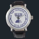 Mossad Seal Armbandsur<br><div class="desc">Hebreiska inskriptionen kommer från Mishle (ordspråk 11:14) - "Utan strategi faller folket, men med många rådgivare segrar." Det vill säga, en strateg kan felsöka, men många kan se och rätta till felet. "Judiska uttryck" erbjuder en shoppingupplevelse eftersom du inte hittar någon annanstans. Välkommen till butiken. Berätta för dina vänner om...</div>