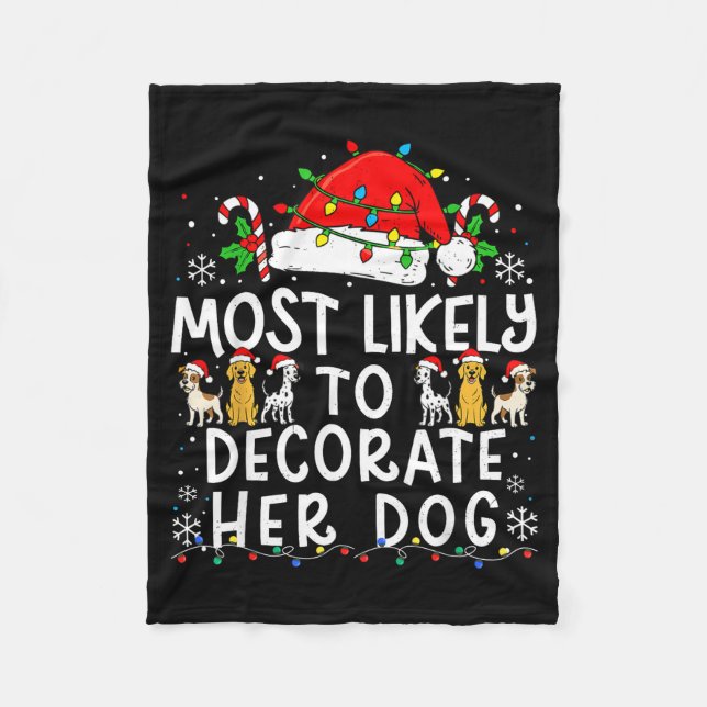 Most Likely To Decorate Her Dog Christmas Family M Fleecefilt (Framsidan)