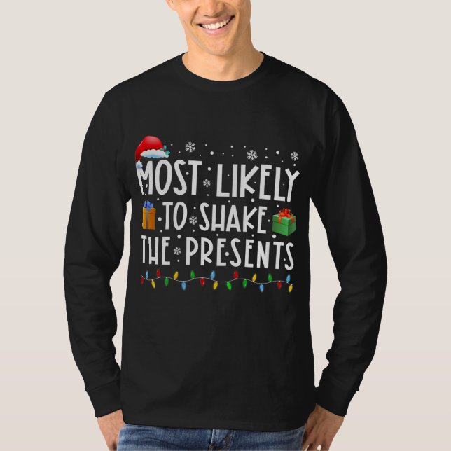 Most Likely To Shake The Presents Family T Shirt (Framsida)