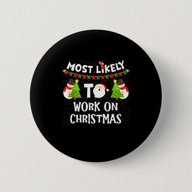 Most Likely To Work On Christmas Funny Xmas Matchi Knapp (Framsida)