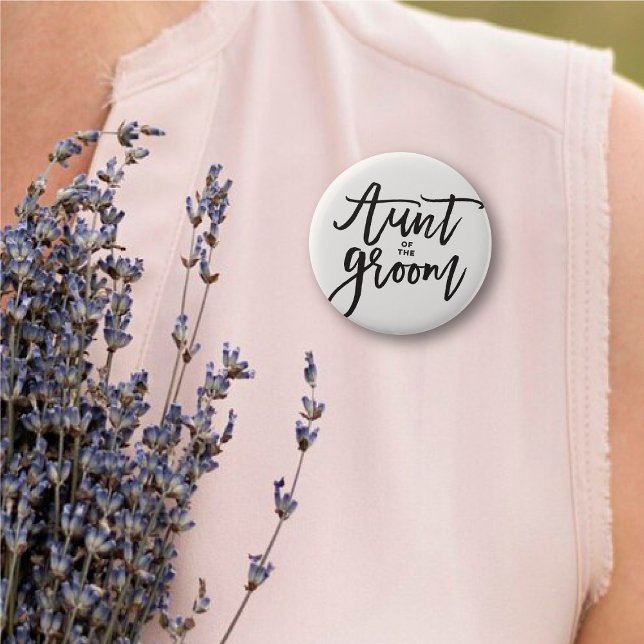 Moster i Groompenseln Chic Bröllop Brudens sida Knapp (Aunt Of The Groom Brush Script Calligraphy Chic Wedding Bridal Party Pin Button @ fatfatin_blue_knot)