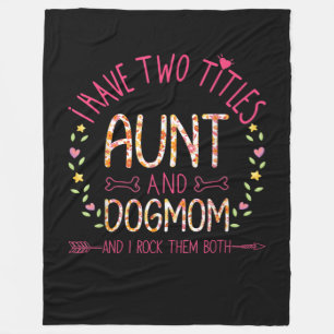 moster och hund ger kvinnor solblommor i hjärtat . fleecefilt
