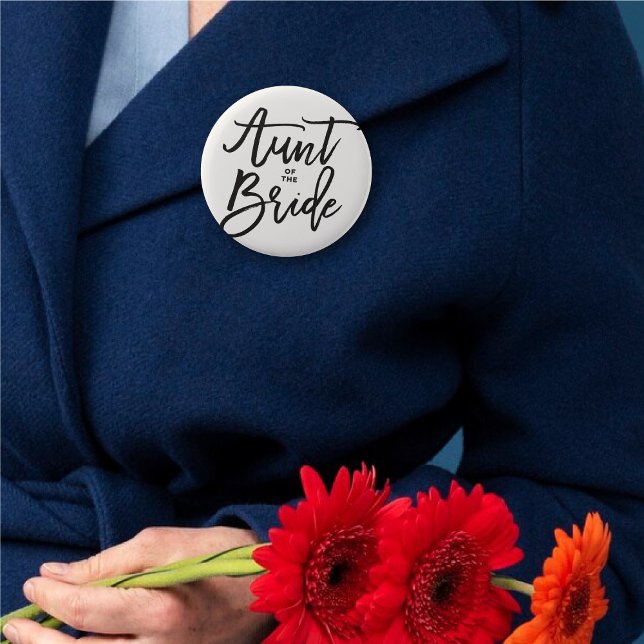 Moster på Möhippan Bröllop i i penselskript Knapp ('Aunt of the Bride' Brush Script Calligraphy Wedding Rehearsal Pin Button @ fatfatin_blue_knot)