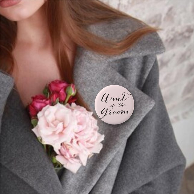 Mostern av brudgumbröllopbrudens sida knäppas knapp (Aunt of the Groom Classic Script Calligraphy Wedding Bridal Party Pin Button @ fatfatin_blue_knot)