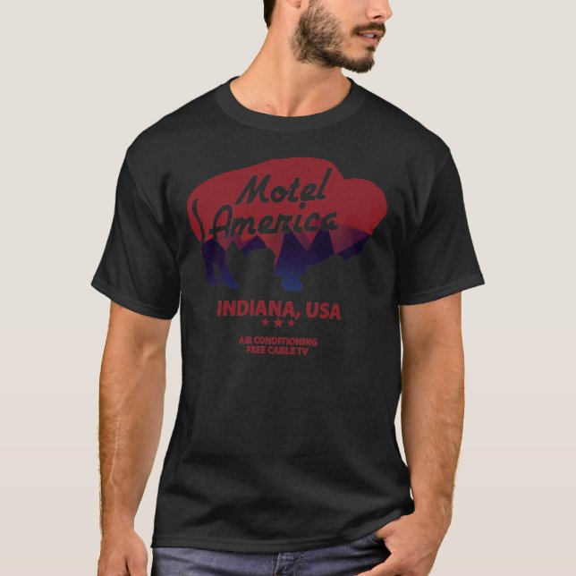 Motel America Logotyp (American Gods TV Series)   T Shirt (Framsida)