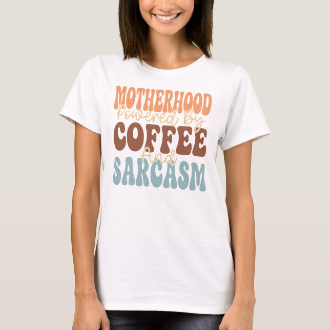 Motherhood Powered by Coffee & Sarcasm Funny Mom T Shirt (Framsida)