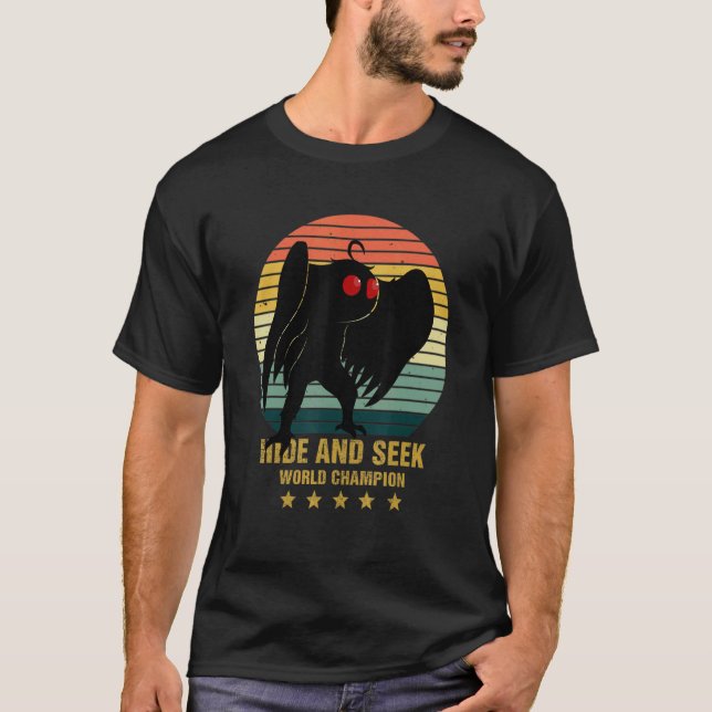 Mothman Gömmer och söker World Champion Coola Moth T Shirt (Framsida)