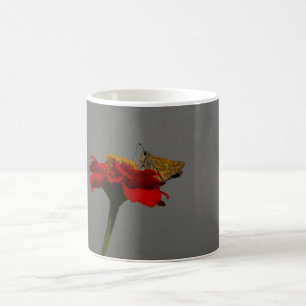 Moths och Red Zinnia Kaffemugg