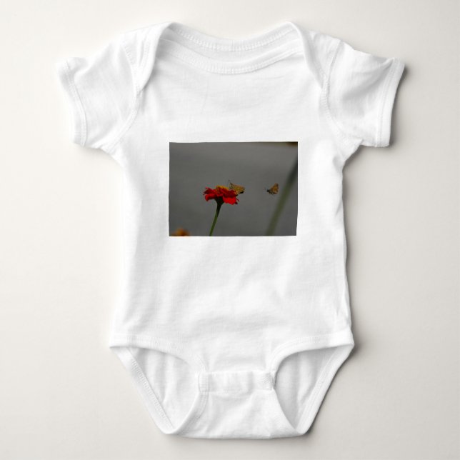 Moths och Red Zinnia T-shirt (Framsida)