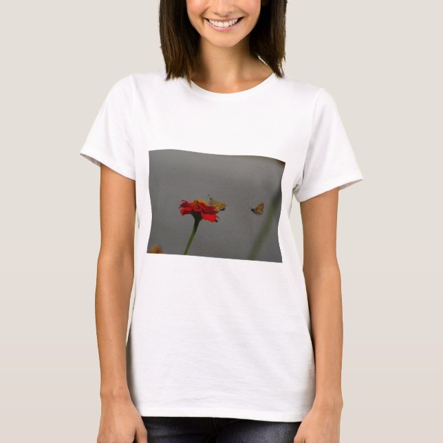 Moths och Red Zinnia Tee Shirt (Framsida)