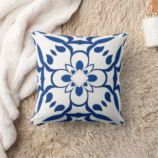 Motif bleu sur fond blanc kudde