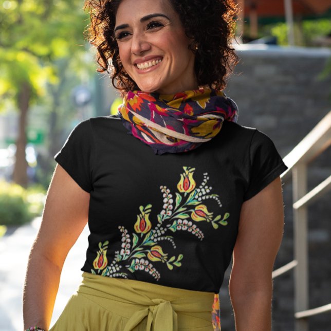 Motiv för gult vit ungersk blommigt t shirt (Skapare uppladdad)