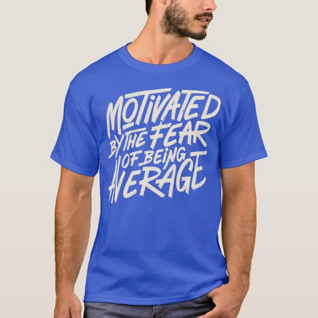 Motivated by The Fear of Being Average by Tobe Fon T Shirt (Framsida)