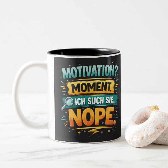 Motivation? One Sec... Nope! Funny German Quote Två-Tonad Mugg (Med munk)