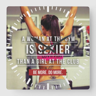Motivational kvinna idrottshallgenomkörare fyrkantig klocka