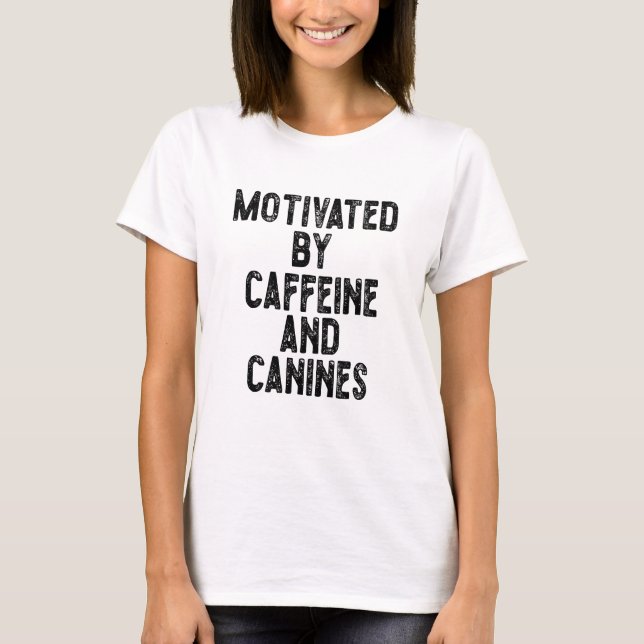 Motiverad av koffein och Hund T Shirt (Framsida)