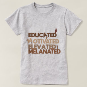 Motiverad, förhöjd melanerad kvinna med svart utbi t shirt
