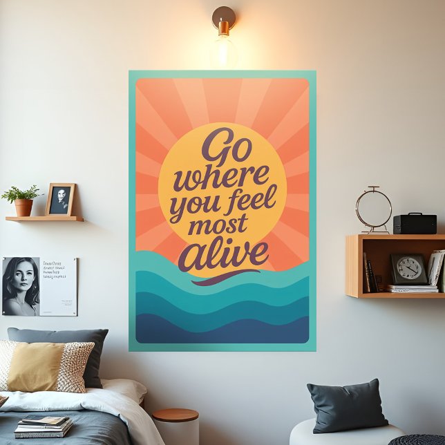 Motiverad soluppgång går där du känner dig som mes poster (Vibrant motivational poster with nspiring quote, Go Where You Feel Most Alive, in flowing typography)