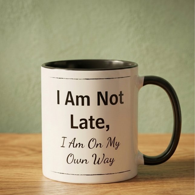 Motiverande Citat Kaffemugg (Custom text ceramic mug with black handle. The text reads "I am not late, I am on my own way")