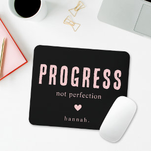 Motiverande citat svart och rosa typografi musmatta