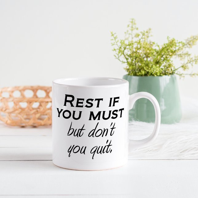 Motiverande citattecken i mugg inspirerar till för (Script typography motivational modern quote. Inspire with trendy, simple elegant black and white.)
