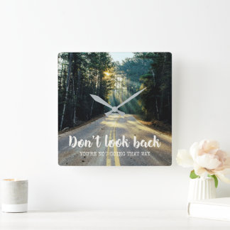 Motiverande inspirerande citat - Se inte bakåt Fyrkantig Klocka