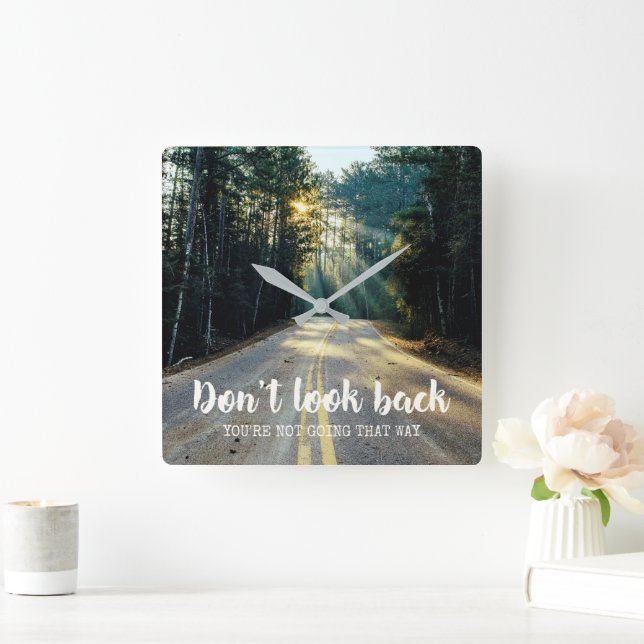 Motiverande inspirerande citat - Se inte bakåt Fyrkantig Klocka (Hem)
