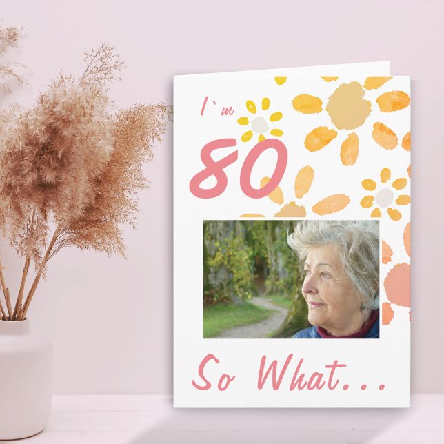 Motiverande slogan för 80-årsfirande med blomfoto kort (Skapare uppladdad)