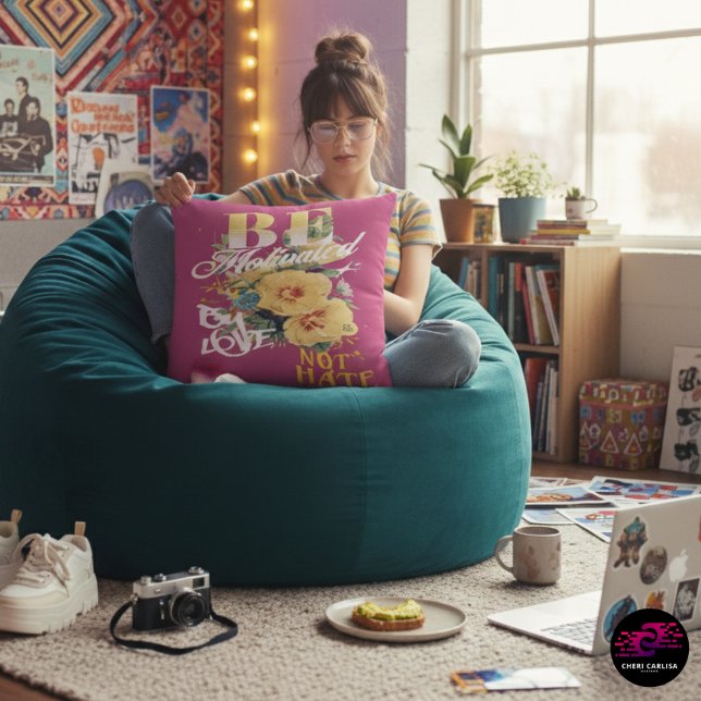 Motiveras av Kärlek inte Hate Kudde (Love lives here.)