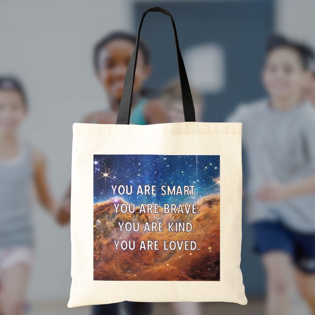 Motivering för inspirerande yttre rymd tygkasse (This tote will remind them of their strength, bravery, kindness, and value. )