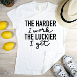 Motivering till att jag jobbar i Luckier jag får T Shirt<br><div class="desc">Coola snyggt kombination av fet teckensnitt med handstil med enkel inspirationsinstruktionstext. Perfektens originella gåva till alla hårt arbetande människor, må de vara studenter, kroppsbyggare, entreprenörer, och de är medvetna att du själv är din bästa skapare av tur och lyckas med ditt hårda arbete. Den här skjortan gör en underbar julklapp...</div>