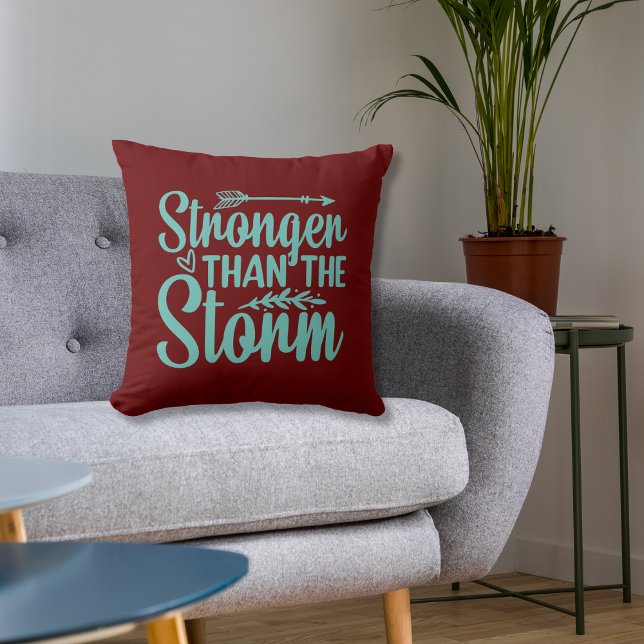 Motiveringscitattecken, versaltypografi, accent kudde (Motivational Quote Stronger Then The Storm Inspirational And Encouraging Quote Pillow)