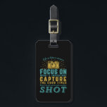 Motiveringsfotografering Livet är som kamera Bagagebricka<br><div class="desc">Livet är som en kamera. Fokusera på det viktiga. Hämta bran. Motiverande offertdesign för fotografer. Coola som säger och slogantypografivaror för dem som tar bilder från kärlek, medlem i klubben fotografi. Vintage och tryckt utformning för fotografer för amatörer eller professioneller som bär kameror och linser överallt. Underbar julklapp och födelsedagspresent...</div>