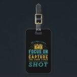 Motiveringsfotografering Livet är som kamera Bagagebricka<br><div class="desc">Livet är som en kamera. Fokusera på det viktiga. Hämta bran. Motiverande offertdesign för fotografer. Coola som säger och slogantypografivaror för dem som tar bilder från kärlek, medlem i klubben fotografi. Vintage och tryckt utformning för fotografer för amatörer eller professioneller som bär kameror och linser överallt. Underbar julklapp och födelsedagspresent...</div>