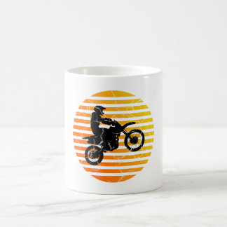 Motocross Dirt Bike Catching Luft vid Soluppgång S Kaffemugg