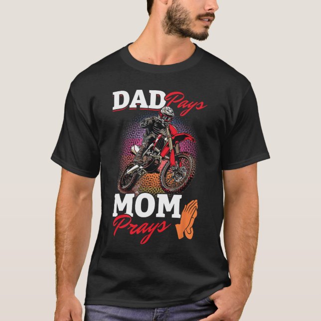 Motocross Dirtbike Dad Pays Mom Prays family famil T Shirt (Framsida)