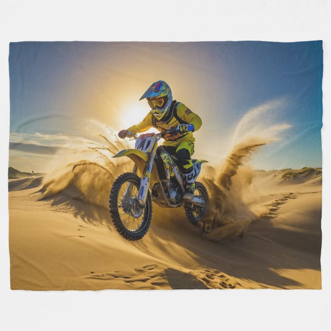 Motocross Rider Riding i Dunes Fleecefilt (Framsidan (Horisontell))