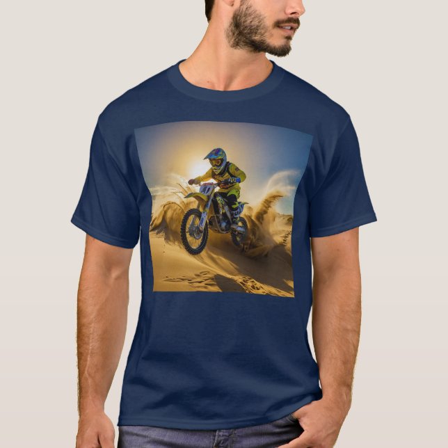 Motocross Rider Riding i Dunes T Shirt (Framsida)
