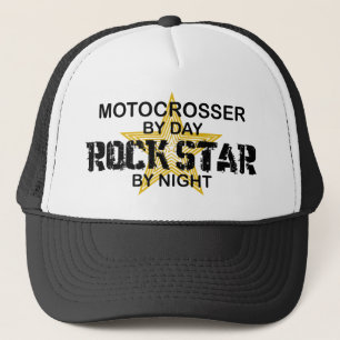 Motocrosser rockstjärna vid natt truckerkeps